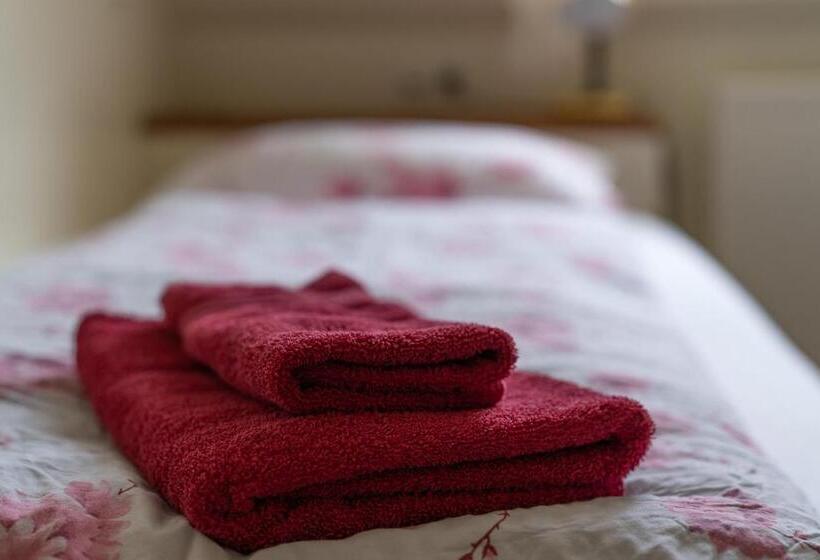 اتاق استاندارد سه تخته با سرویس بهداشتی مشترک, Guesthouse Isafjordur  Gamla