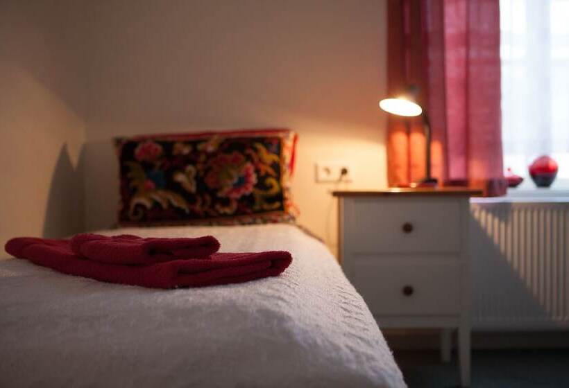 اتاق استاندارد سه تخته با سرویس بهداشتی مشترک, Guesthouse Isafjordur  Gamla