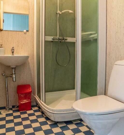 اتاق استاندارد با سرویس بهداشتی مشترک, Guesthouse Isafjordur  Gamla