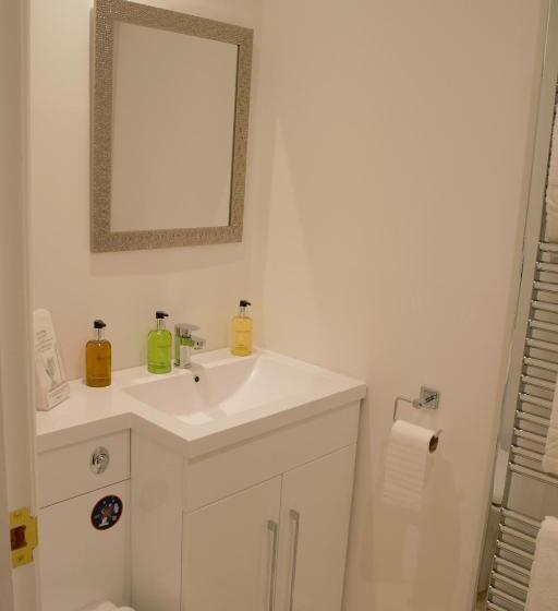 庭の見えるシングルルーム, Lowbyer Manor Country House