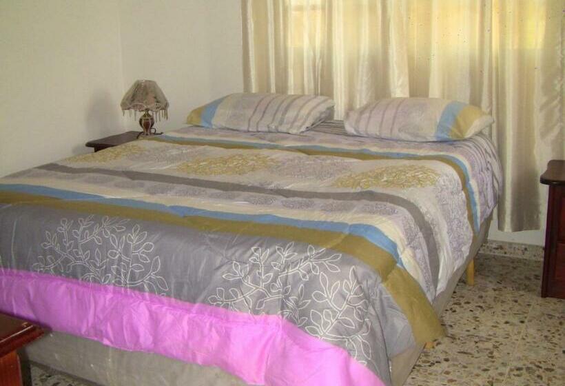 اتاق استاندارد یک تخته با سرویس بهداشتی مشترک, Castillo Romano