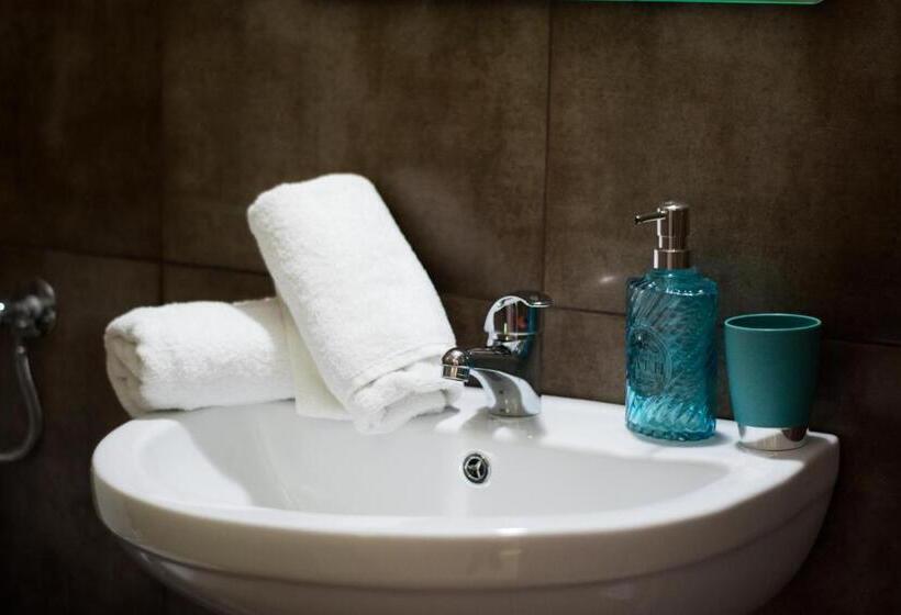 家庭公寓, Greta Apartments