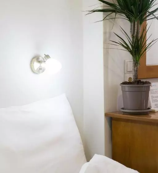 Perhehuoneisto, Greta Apartments