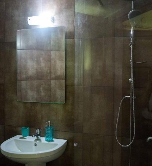 家庭公寓, Greta Apartments