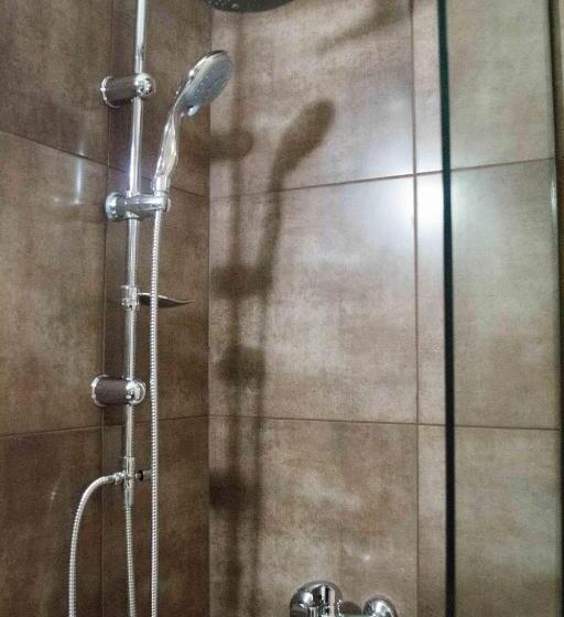 家庭公寓, Greta Apartments