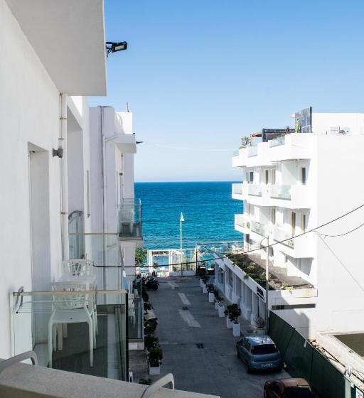 侧面带海景的标准工作室, Greta Apartments