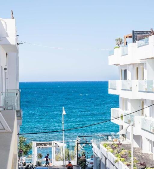 侧面带海景的标准工作室, Greta Apartments