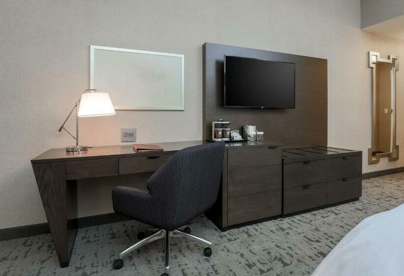 Quarto Standard Cama King para Deficientes, Doubletree By Hilton Evansville