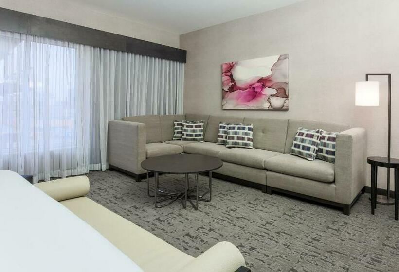 Junior Suite Cama King, Doubletree By Hilton Evansville