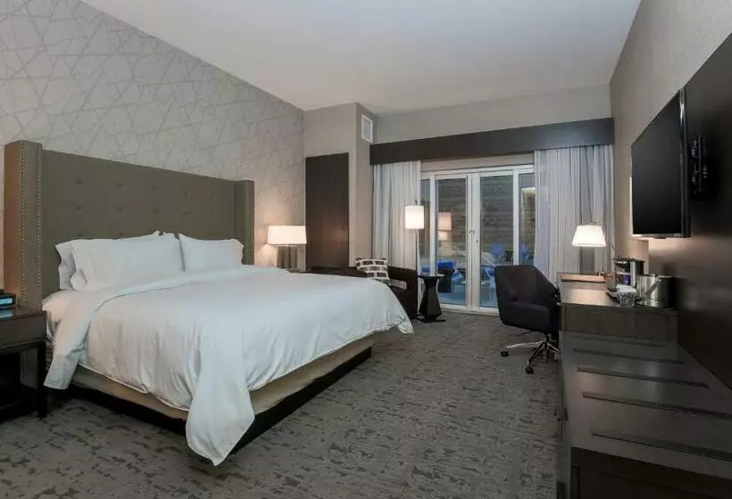 キングサイズベッドのスタンダードルーム, Doubletree By Hilton Evansville