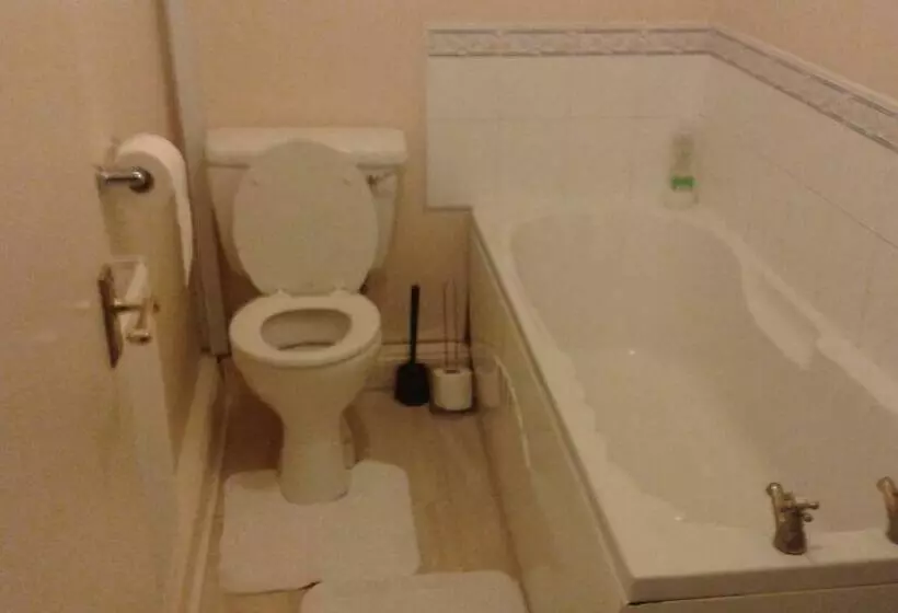اتاق استاندارد یک تخته با سرویس بهداشتی مشترک, Gilesgate Moor