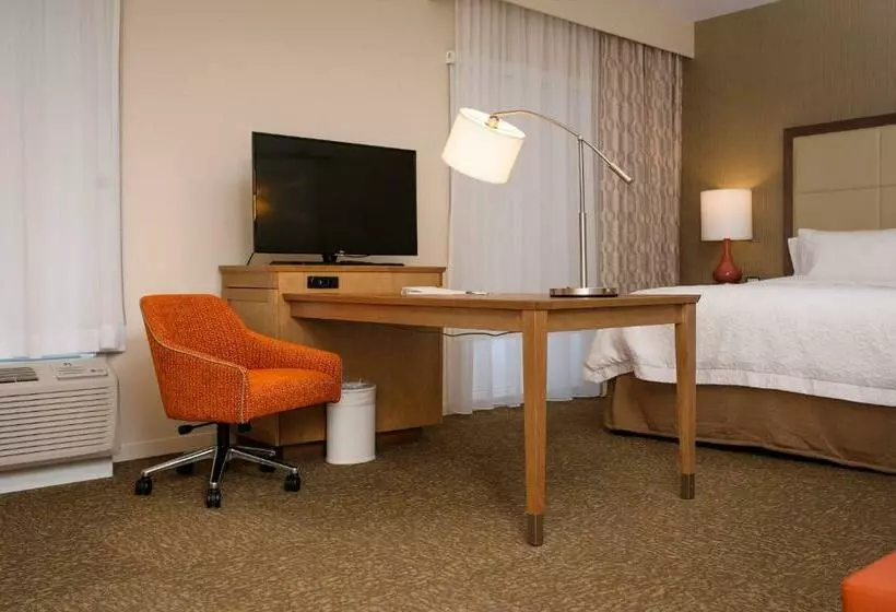 キングサイズベッドのスイートルーム, Hampton Inn & Suites By Hilton Truro