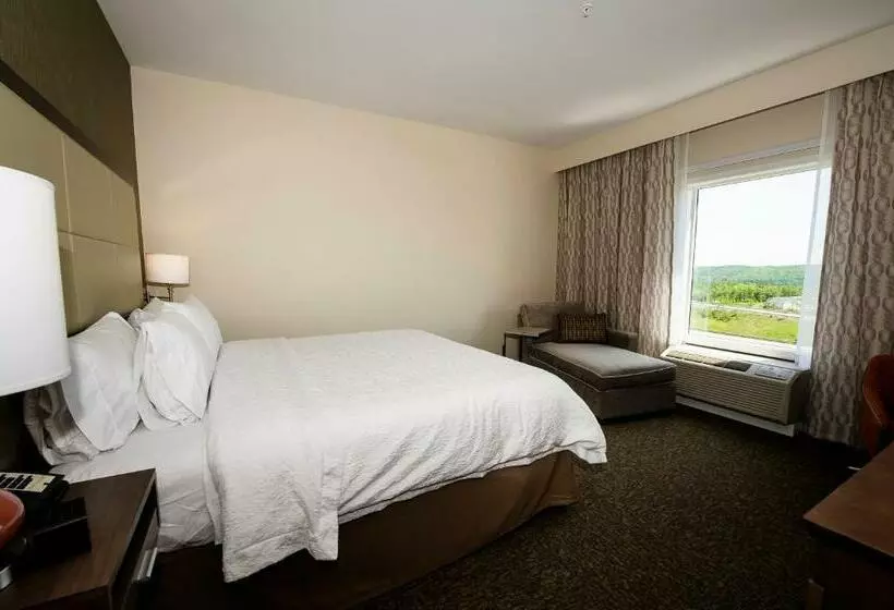 キングサイズベッドのスタンダードルーム, Hampton Inn & Suites By Hilton Truro
