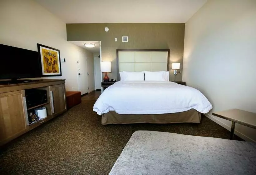 キングサイズベッドのスタンダードルーム, Hampton Inn & Suites By Hilton Truro