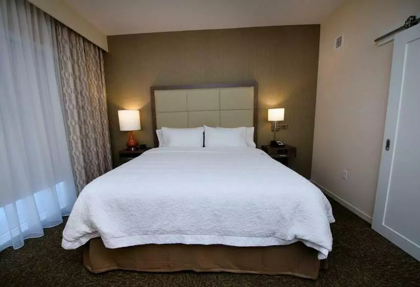 キングサイズベッドのスイートルーム, Hampton Inn & Suites By Hilton Truro