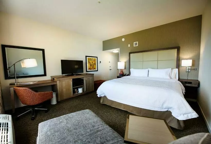 キングサイズベッドのスタンダードルーム, Hampton Inn & Suites By Hilton Truro