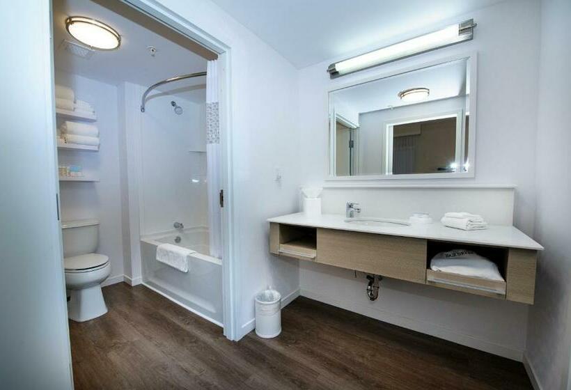 스위트 킹사이즈 침대, Hampton Inn & Suites By Hilton Truro