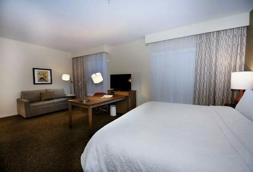 キングサイズベッドのスイートルーム, Hampton Inn & Suites By Hilton Truro
