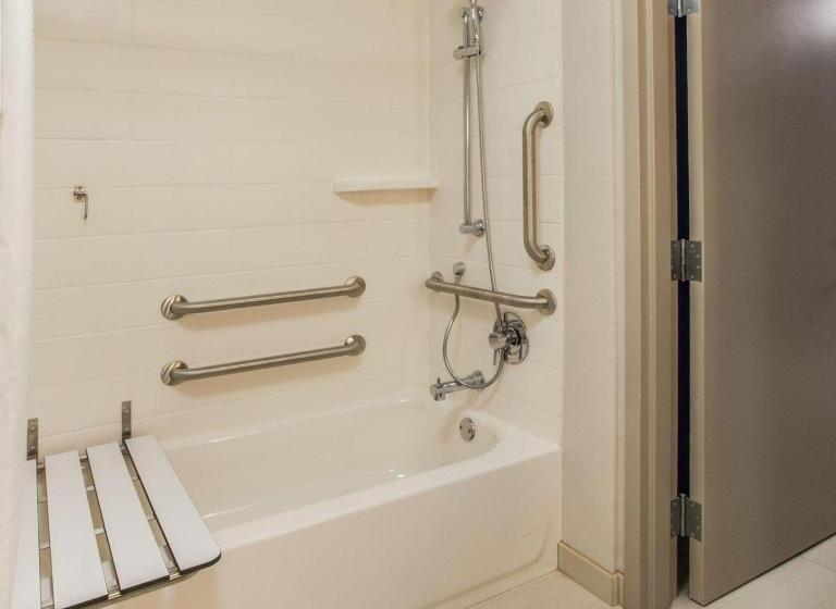 جناح لذوى الاحتياجات الخاصة, Holiday Inn Express & Suites Alpena   Downtown, An Ihg