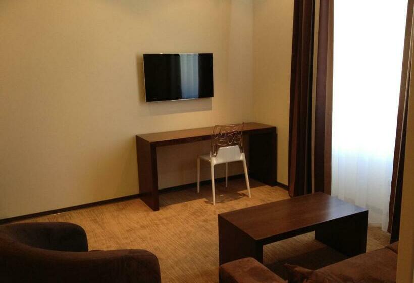 جناح ديلوكس, Le 1837