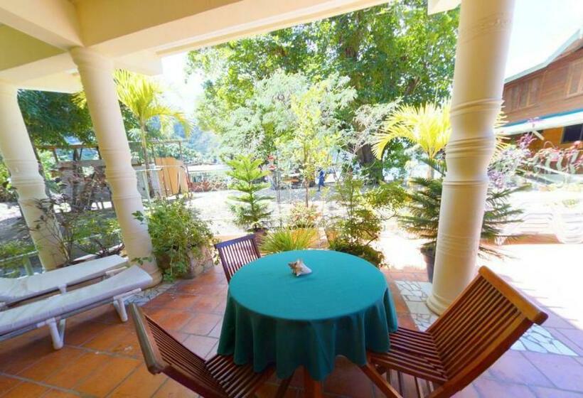 اتاق استاندارد با بالکن, The Naturalist Beach Resort