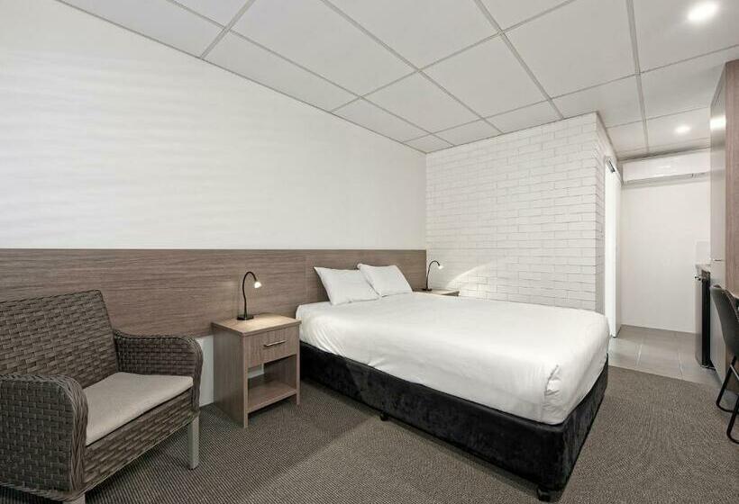 חדר סטנדרט עם מיטת קווין, Chalet Motor Inn