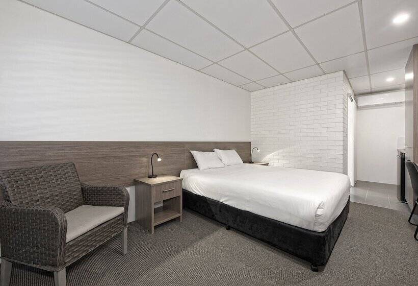 חדר סטנדרט עם מיטת קווין, Chalet Motor Inn