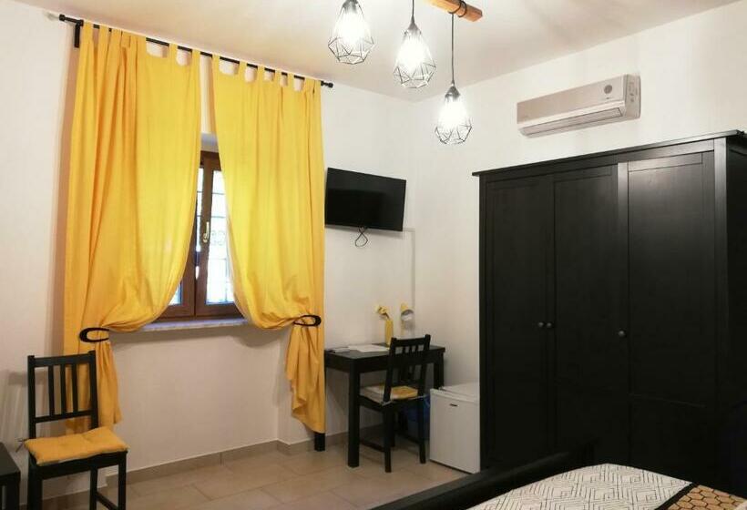 스탠다드 룸, The Yellow House