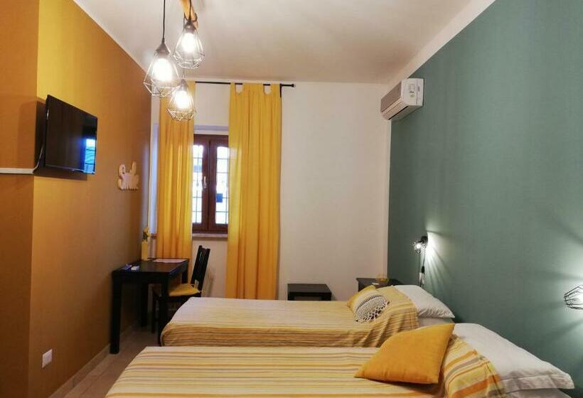 스탠다드 룸, The Yellow House