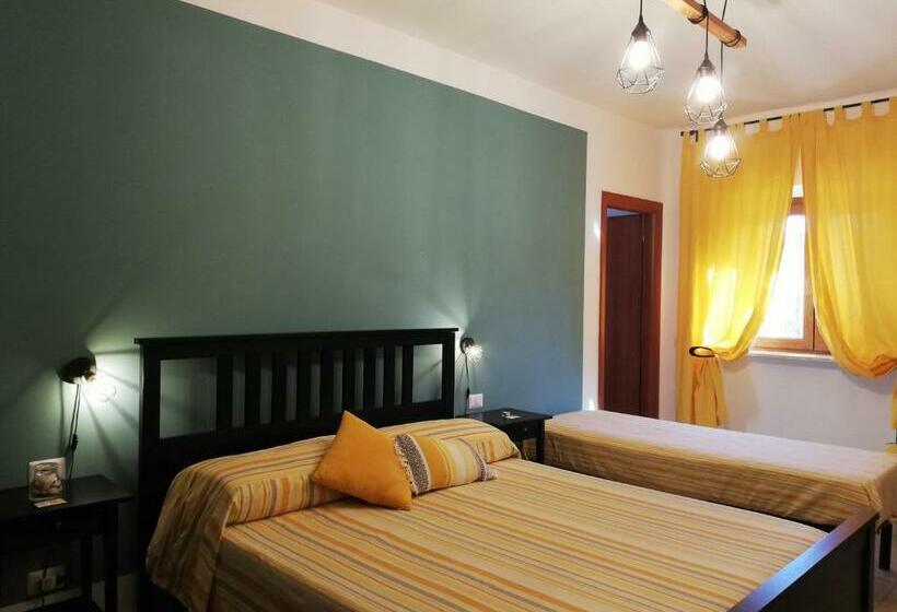 스탠다드 룸, The Yellow House