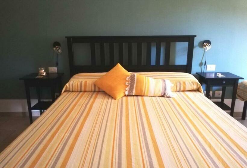 스탠다드 룸, The Yellow House