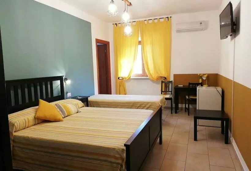 اتاق استاندارد, The Yellow House