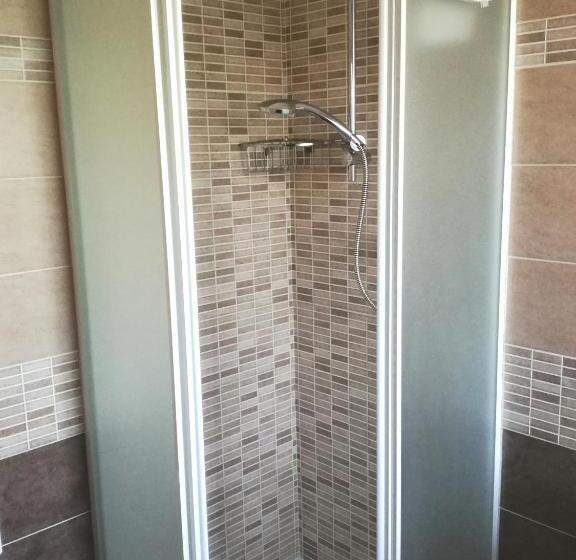 스탠다드 룸, The Yellow House