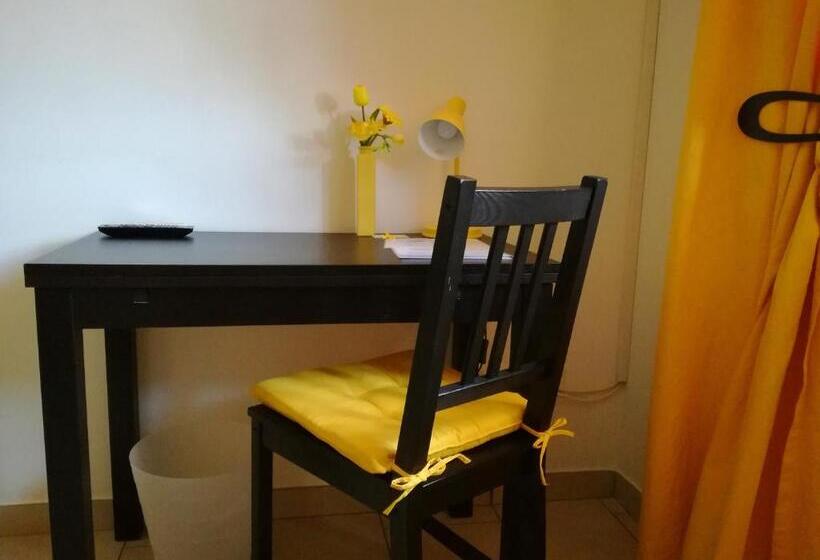 Номер Стандарт, The Yellow House