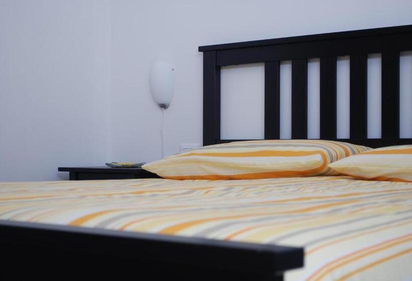 Номер Стандарт, The Yellow House