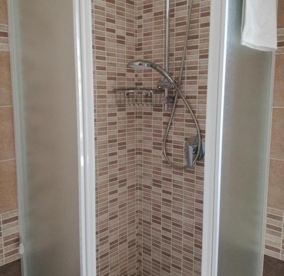 标准间, The Yellow House