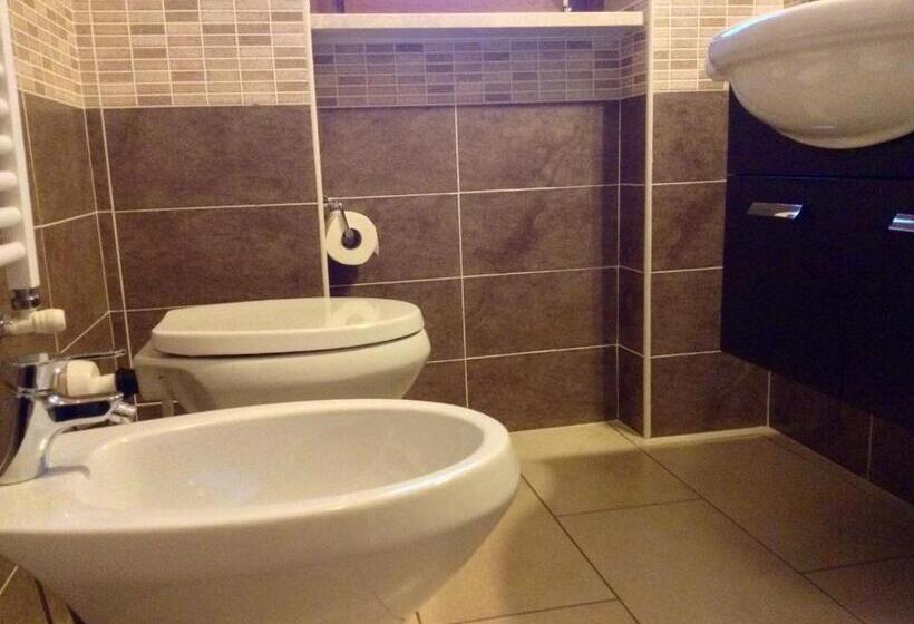 스탠다드 룸, The Yellow House