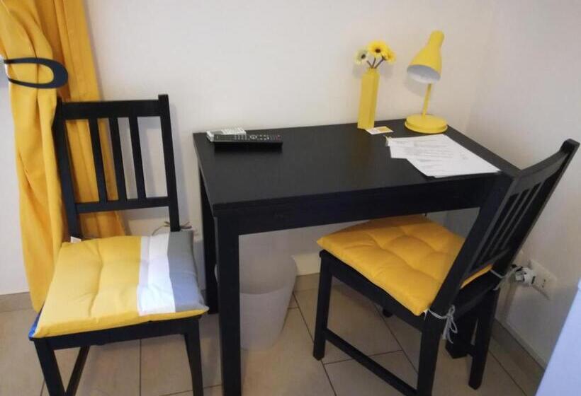 Номер Стандарт, The Yellow House