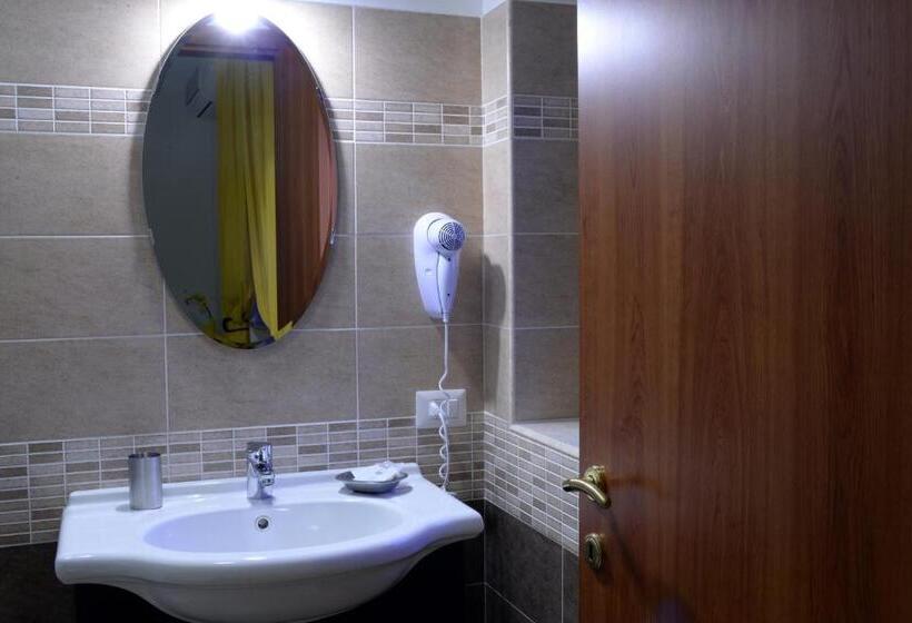 标准间, The Yellow House