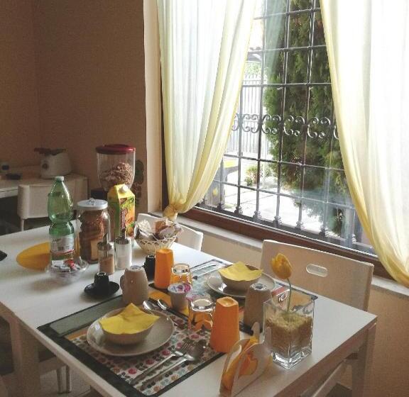 Номер Стандарт, The Yellow House