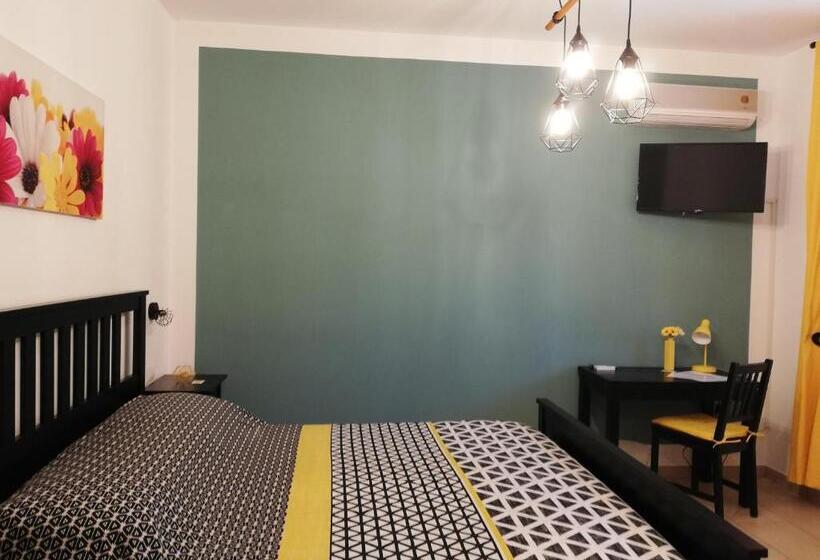 스탠다드 룸, The Yellow House