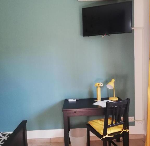 스탠다드 룸, The Yellow House