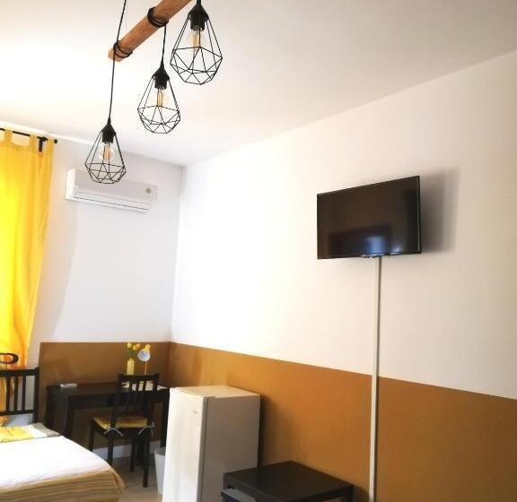 Номер Стандарт, The Yellow House