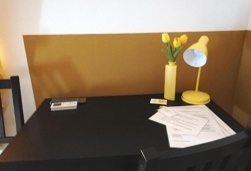 Номер Стандарт, The Yellow House