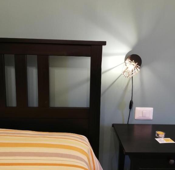 스탠다드 룸, The Yellow House