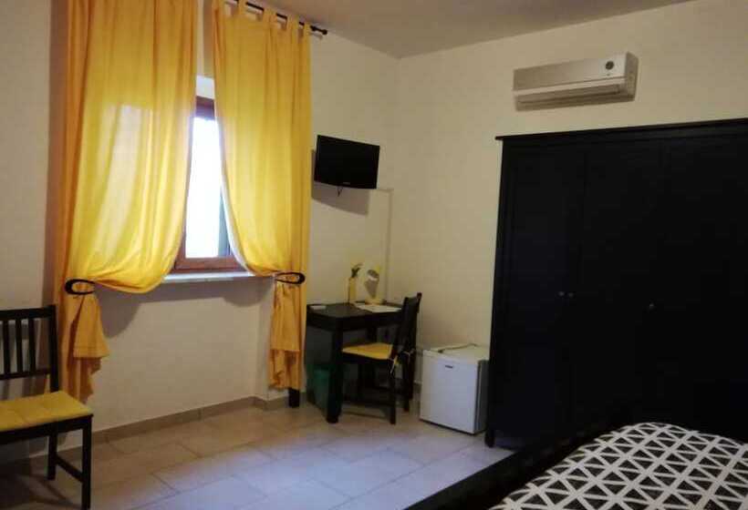 Номер Стандарт, The Yellow House