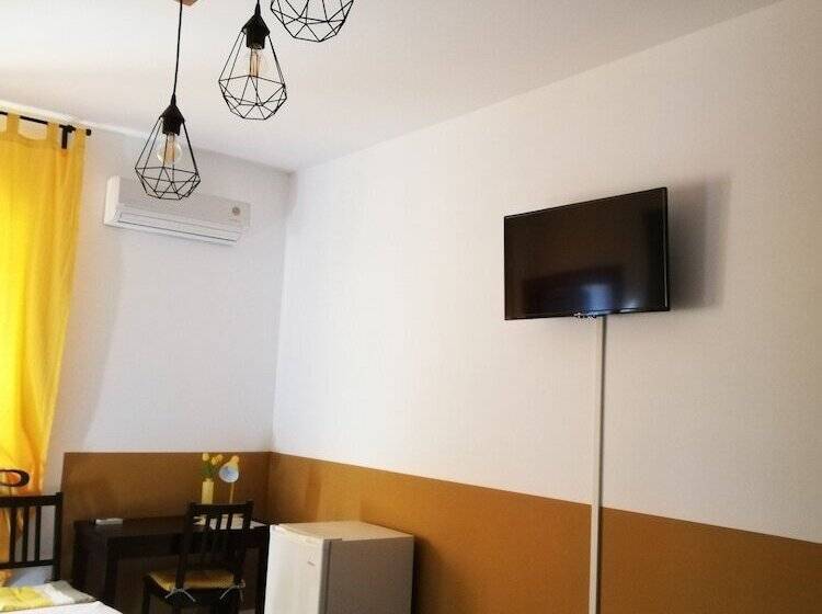 Номер Стандарт, The Yellow House