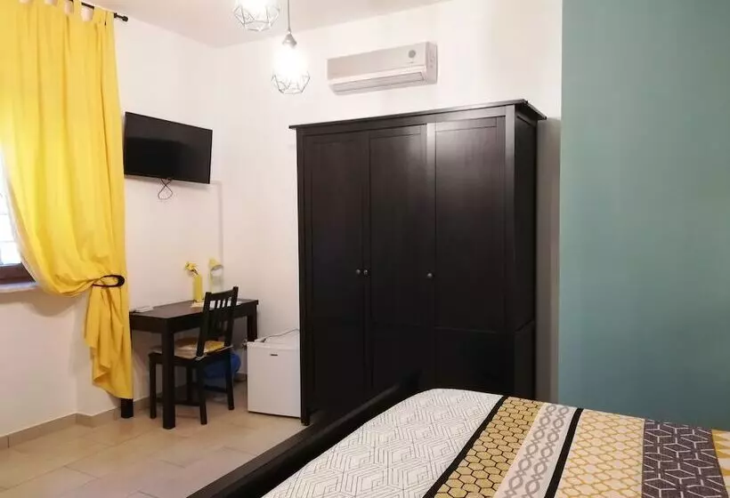 اتاق استاندارد, The Yellow House