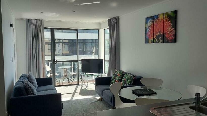 침실 2개 아파트, The Atrium