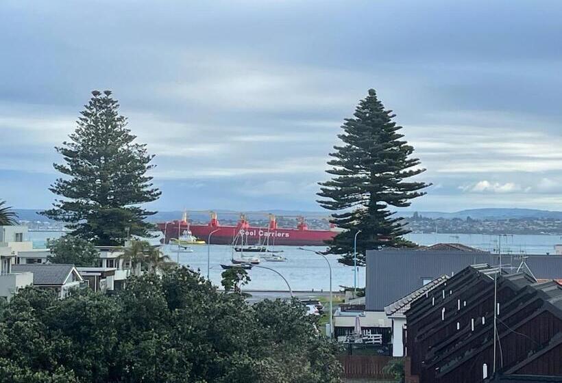 디럭스 스튜디오, The Atrium